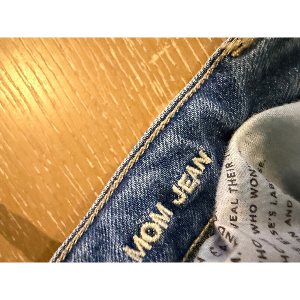 American Eagle Womens Sz 6 Mom Jeans Distressed Ripped Raw Hem Medium Wash Denim - Picture 5 of 8